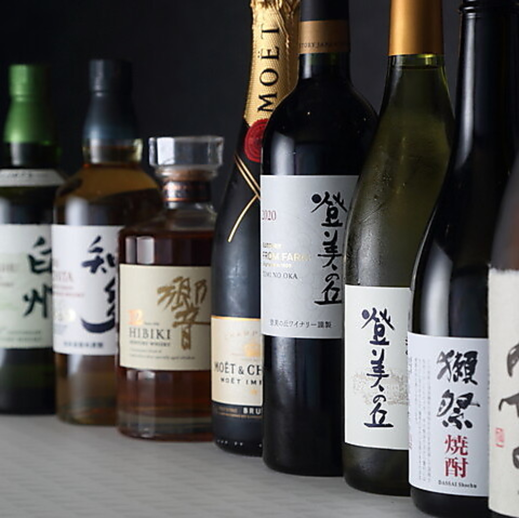 国産のワインやウイスキーを中心に、ペアリングでお肉の旨味を引き立てる銘柄を取り揃えております。