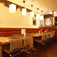 横並びで宴会にぴったりのお席をご用意。