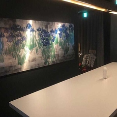 【アイランドテーブル席】10名様まで座れる大型のテーブル席になります。バックにはお洒落な絵画が！ワンランク上の飲みの場を提供致します♪宴会向き。＜喫煙可。お一人様　1100円(税込)。19時以降お一人様1100円(税込)のカバーチャージを頂戴しております。＞