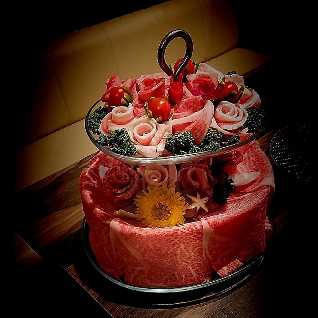 肉ケーキ（税込11,000円）お誕生日や記念日に黒家特製”肉ケーキ”で感動のひとときを。
