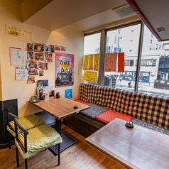 お店の奥にはテーブル席があります♪2名～6名の飲み会シーンにぴったりです！