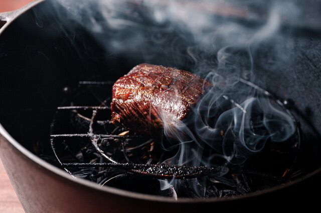 『404 nf』の炭火で焼く肉料理