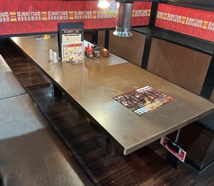 1名から4名様ご利用できるテーブル席です。カップルやお友達と様々なお客様に対応できるお席です。