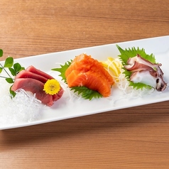 豊洲直送の朝獲れ鮮魚を味わう刺身三種盛り。