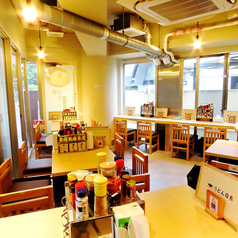 広々とした開放感のある店内。気軽に立ち寄れる居心地の良い空間でお食事をお楽しみください。