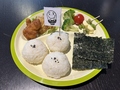 料理メニュー写真 シャケおにぎりプレート
