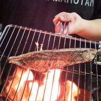 目の前で豪快に焼き上げるカツオの藁焼き！