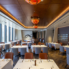 モダンで高級感のあるダイニングテーブル席。優しく自然光が差し込む洗練された空間となっております。