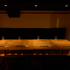 最大8名様まで対応可能な広々としたテーブル席です。黒いベンチソファの背もたれが設置されており、ゆったりとくつろげます。落ち着いた照明に照らされたシックな空間で、少人数での食事から、グループでの大切な会食まで集まりに最適です◎