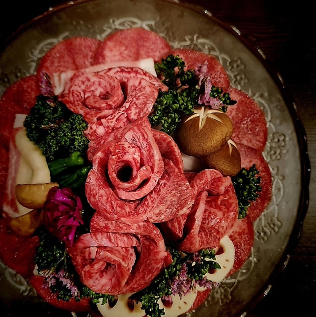 肉ケーキ（税込11,000円）お誕生日や記念日に黒家特製”肉ケーキ”で感動のひとときを。