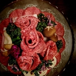 肉ケーキ（税込11,000円）お誕生日や記念日に黒家特製”肉ケーキ”で感動のひとときを。