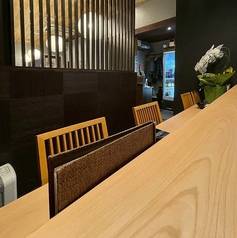  隣り合わせで会話を楽しみながら、名物の牡蠣鍋を囲むことができます