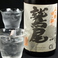 【鷲尾】全国の芋焼酎好きを魅了する「かめ壺仕込み」と称される限定品の中でも、根強いファンの多い限定芋焼酎！原材芋には、町内の契約農家が栽培する良質の黄金千貫、麹は白麹と黄麹を用いて、代々受け継がれてきた創業当時からのかめつぼにて、一次・二次仕込み共に徹底してかめ壺仕込みにこだわって仕込まれています