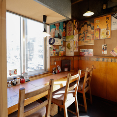 お一人様や少人数でのご利用に最適なカウンター席を完備しています。目の前には自分専用の本格七輪があり、誰にも気兼ねなくマイペースに焼肉を楽しめます。仕事帰りにふらっと立ち寄るのにぴったりです。特別なひとときをお過ごしください。