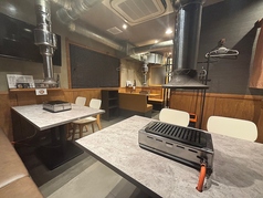 焼肉店では珍しい最大１４名までご利用可能となっております。暖簾とパーテーションで仕切られた半個室空間となっております。大人数のご家族様のご利用も可能です。お友達家族、ご近所様の集まり等、様々な用途でご利用ください。