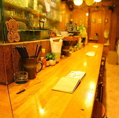 職人の手捌きを間近で見ることができる特等席です。備長炭で焼き上げられる大山鶏の香りと音を楽しみながら、五感で味わう贅沢な時間をお過ごしください。お一人様でのご利用や、カップルでのデートに最適なライブ感溢れるお席です。