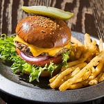 食べごたえ抜群!肉汁たっぷりのジューシーなパティが自慢のアメリカンなハンバーガーは絶品♪