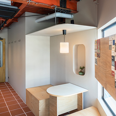 スタンドスタイルでも楽しめるテーブル席２～３名様でのご利用におすすめです。