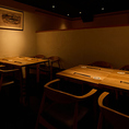 2名様からご利用いただけるテーブル席で、全席数は24席です。木製テーブルと椅子が温かみのある雰囲気を醸し出し、落ち着いた照明が居心地の良い大人の空間を演出します。ご友人との食事や、少人数のグループでのご利用におすすめです。