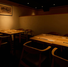 2名様からご利用いただけるテーブル席で、全席数は24席です。木製テーブルと椅子が温かみのある雰囲気を醸し出し、落ち着いた照明が居心地の良い大人の空間を演出します。ご友人との食事や、少人数のグループでのご利用におすすめです。