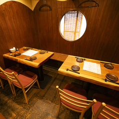ゆったりと座れるテーブル席。 2名様から団体様まで。