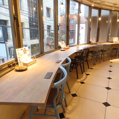 お一人様でも気軽に楽しめるカウンター席。デートにもピッタリ、リラックスした空間です。