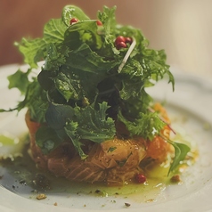 サーモンと温州みかんとハーブのタルタル