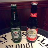 【左：ハイネケン】フルーティーな味わいが特徴のオランダのラガービール【右：バドワイザー】世界販売量No.1！言わずと知れたアメリカの代表的なビール