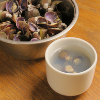 お通しはなんと【おかわり自由】なしじみ汁！染み渡る～