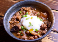 牛すじと軟骨の味噌煮込み　温玉のせ
