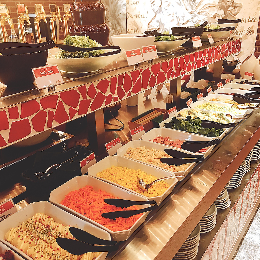 常時30種類の野菜やホッとミールを常に取り揃えております♪充実バイキングでも満足！！