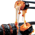【プングム渋谷センター街店】韓国屋台でも、渋谷でも新大久保でも人気のチーズキンパ！ピリ辛ご飯にとろーり伸びる韓国式海苔巻き！