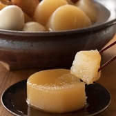 出汁の深みと具材の旨みが染み渡る贅沢な味わいのおでん。丁寧に仕込まれた大根や玉子、練り物が織り成す豊かな風味が、心までほどけるような温もりを添えます。静かに染み入る逸品をご堪能ください。