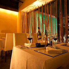 【バンブールーム／テーブル席完全個室：2～16名様】デートや少～中人数の宴会に！窓から栄の街が見下ろせるムード抜群の特別なお席です。2名様から最大16名様でご利用可能で、デートや少～中人数のご宴会におすすめ。小～中人数のご宴会の場合、ルーム貸切も承りますので、まずはお気軽にご相談ください。