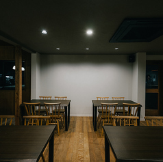 4名テーブル席(繋げると最大18名)収容可