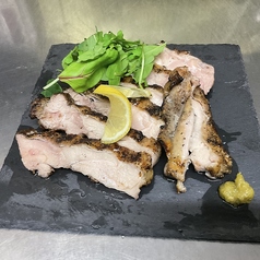 鳥モモ炭火焼きの写真