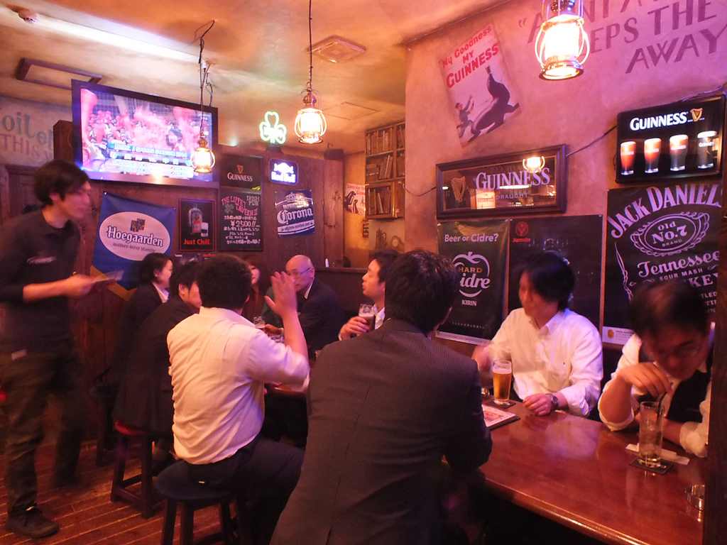 ガラス張りの扉を開けると、英国風のお洒落な店内。本場アイルランドから取り寄せた家具が並ぶ本格派