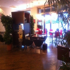 開放的な全面ガラスの窓側の席。