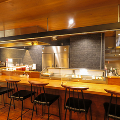 まるでBAR！お一人様もサク飲みも◎ごゆっくりおくつろぎください。