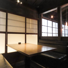お洒落な店内には広々としたテーブル席だけでなく半個室席もございます。各種ご宴会やグループでのお集まりなど様々なシーンでご利用いただけます。