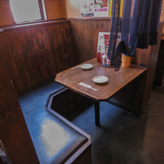 珍しいＬ字のカップル席です！３名様まで座れますよ♪