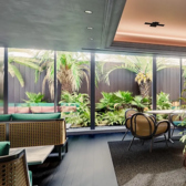 館内にはWi-Fiを完備しており、ビジネスの合間のランチや急なメール確認もスムーズ。接続方法も簡単で、ストレスなくオンライン環境をご利用いただけます。美味しいコーヒーやスイーツと共に、リラックスした気分で作業を進めるのはいかがでしょうか。