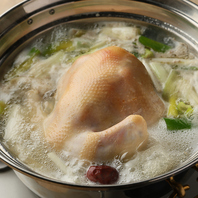 丸鶏一羽を贅沢に！自慢の本格タッカンマリ