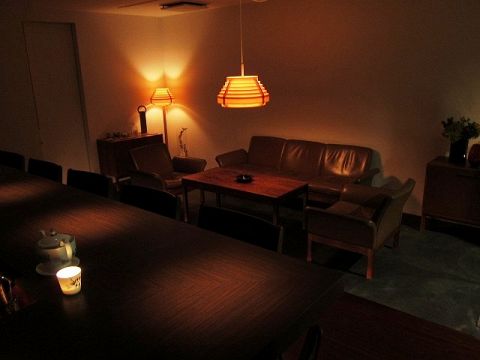 北欧家具の木の温かみのある空間。秘密にしたい大人の隠れ家Bar