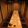 大人数での宴会もお任せ!広々とした掘りごたつ個室で、美味しい料理とお酒を囲みながら、会話に花を咲かせましょう。