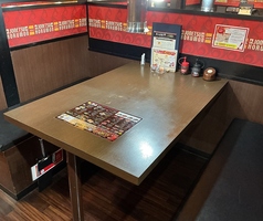 壁際のテーブル席です。ゆったりとお寛ぎください。