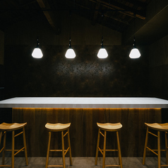 オーダーメイドの2名テーブル席(2名ー最大9名)収容可。