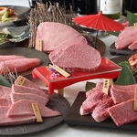 贅を尽くしたコース料理は観光でお越しのお客様にも評判。希少部位5種盛り堪能コースは7000円(税込)