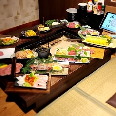 囲炉裏の中でさりげなく灯る炎が非日常感を演出。デートにもぴったりな空間です◎