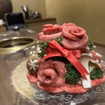 肉ケーキ（税込11,000円）お誕生日や記念日に黒家特製”肉ケーキ”で感動のひとときを。